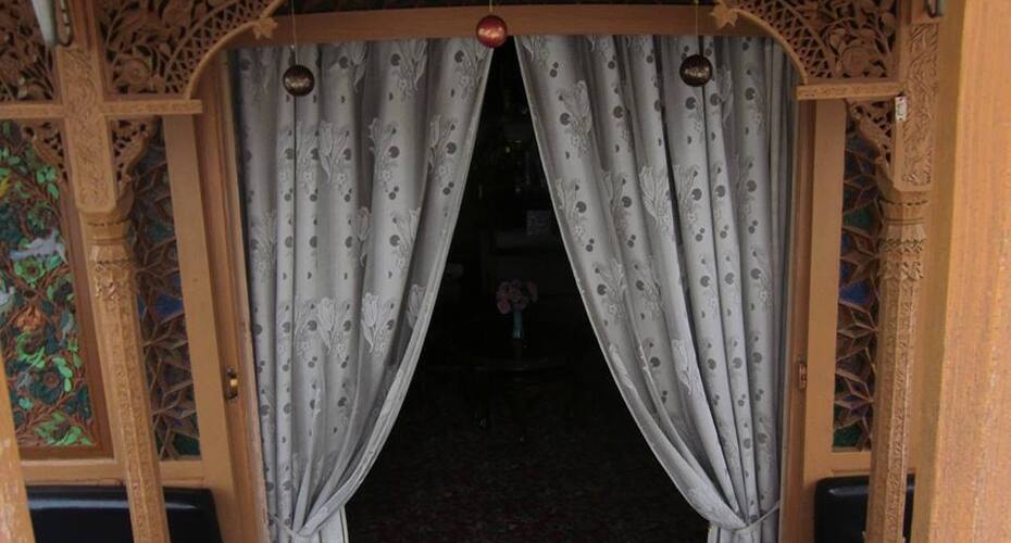 Young May Flower Houseboat, Srinagar 3